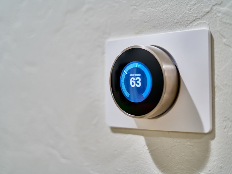 Smartes Thermostat an der Wand